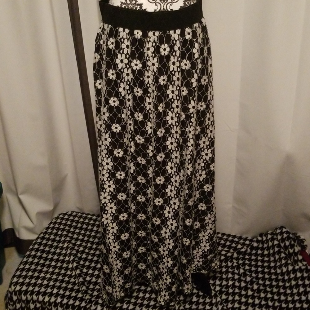 NWOT LuLaRoe Lucy, Black and White, Size L.